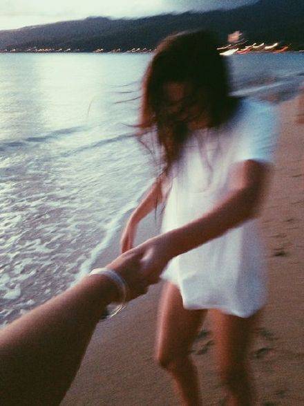 浪漫甜美的情侣牵手的唯美小清新图片