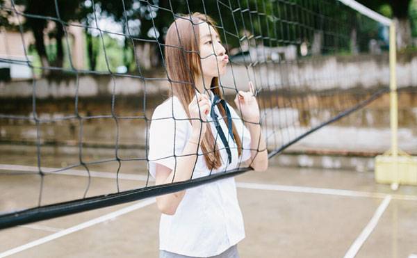 白皙养眼美女制服清新写真（8）