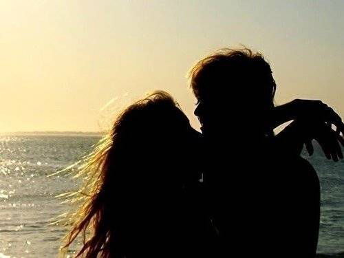 情侣甜蜜拥抱在一起的唯美小清新图片