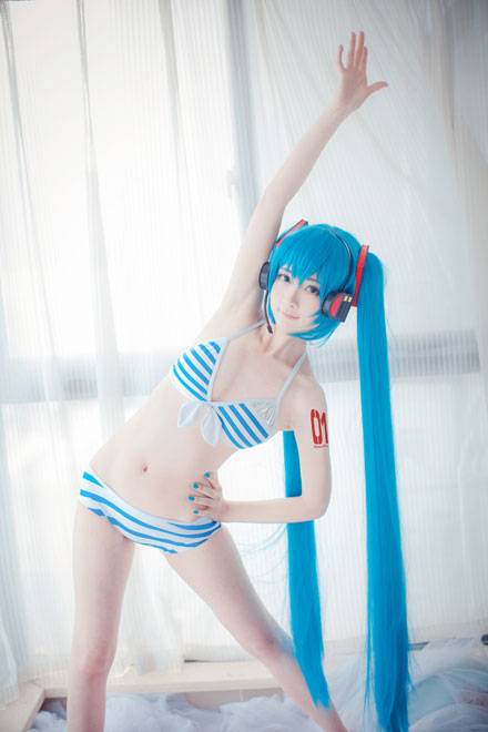 贫乳萌妹miku比基尼手办cos（）