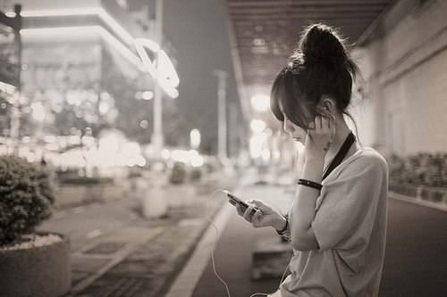 一个孤单背影的唯美文艺风女生街拍摄影