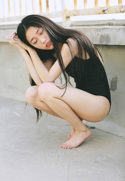 长腿美女天台死库水图片写真（13）