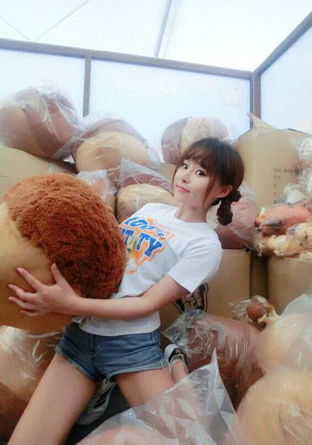 90后嫩模柳侑绮俏皮图片写真（9）