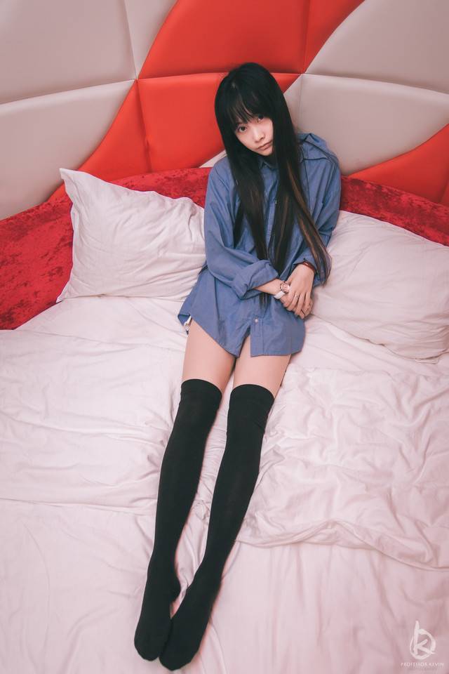 穿男士衬衫的少女-902