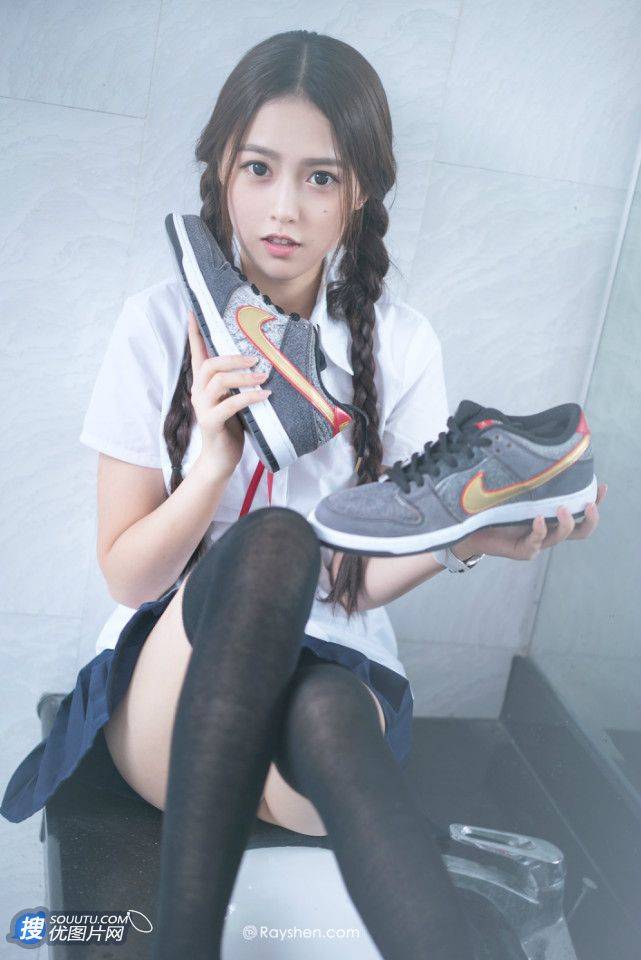 清纯学生妹洗手台写真-那对麻花辫子好可爱第3张图片