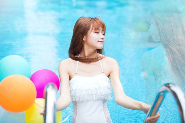 治愈系萌妹泳池俏皮图片写真（9）