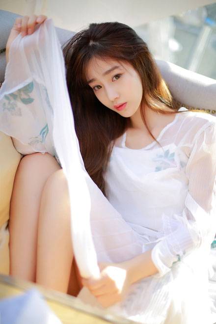 气质养眼美女室内写真（5）