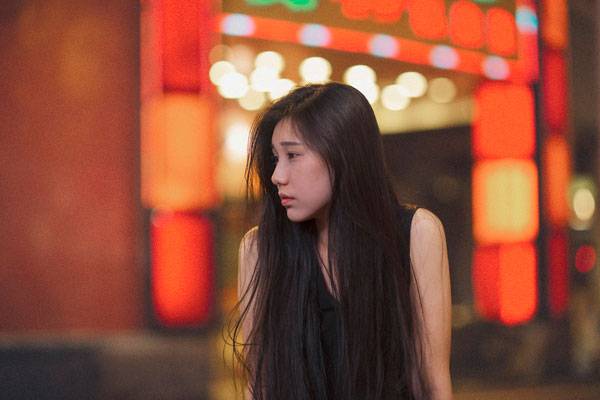 长发养眼美女夜晚街拍图片写真（6）