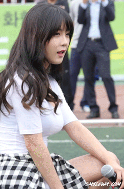 韩国美女组合Rainbow成员赵贤荣“骑麦克风”街拍视频