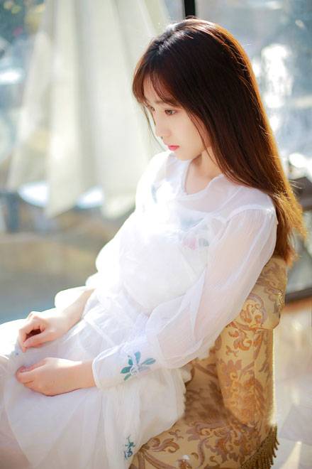 气质养眼美女室内写真（3）