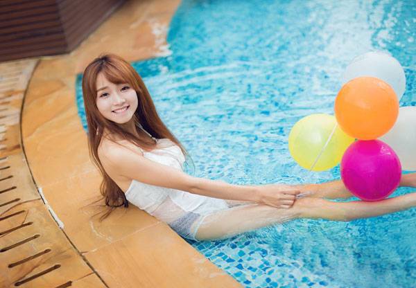 治愈系萌妹泳池俏皮图片写真（7）