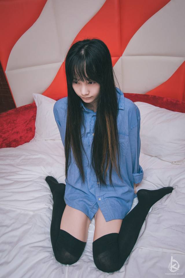 穿男士衬衫的少女-215