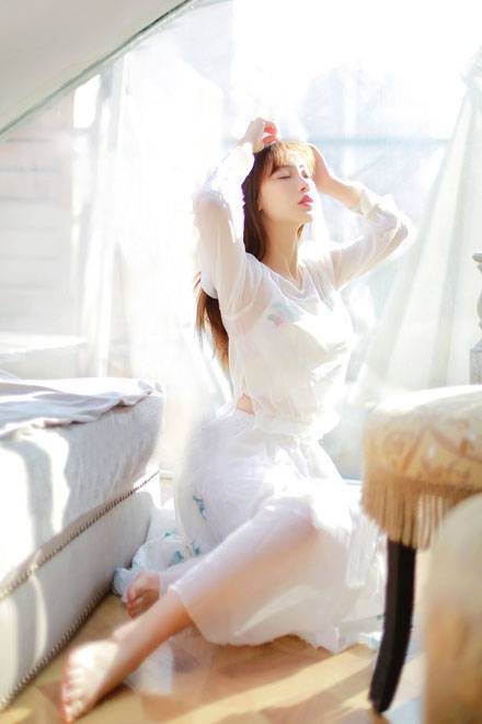 气质养眼美女室内写真（7）