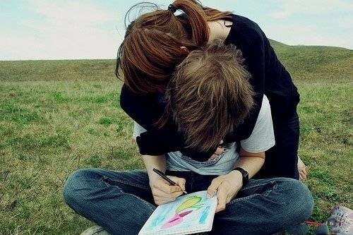 情侣甜蜜拥抱在一起的唯美小清新图片