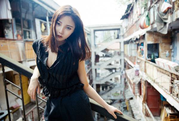 日系红唇美女户外帅气图片写真（4）