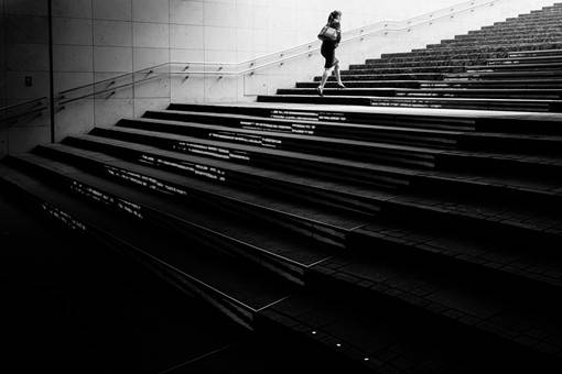 静谧与孤独并存的黑白色调城市街头街拍摄影图片