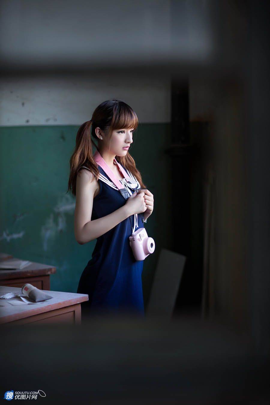 清纯学生妹-Queena废弃学校写真图片第3张图片