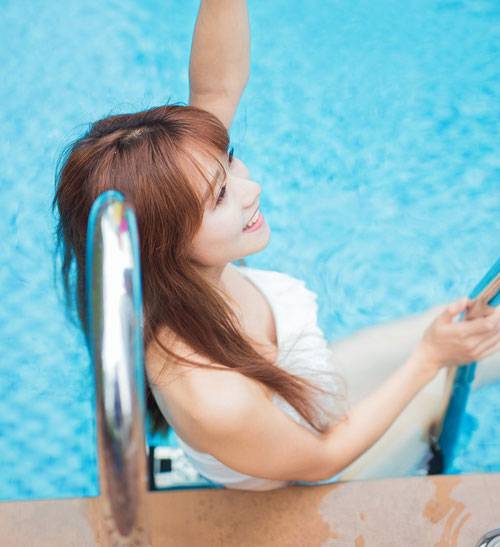治愈系萌妹泳池俏皮图片写真（12）