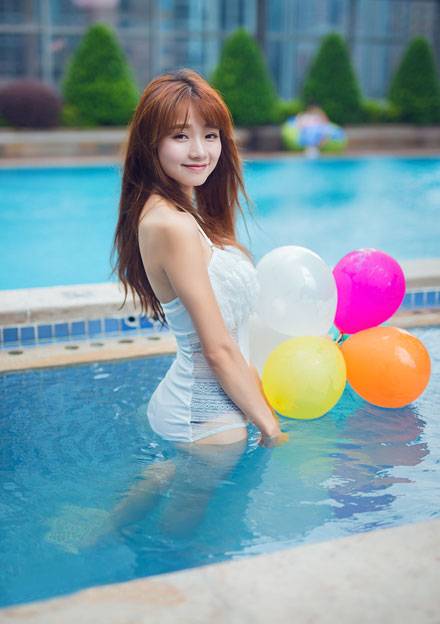 治愈系萌妹泳池俏皮图片写真（15）