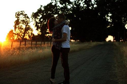 情侣甜蜜拥抱在一起的唯美小清新图片