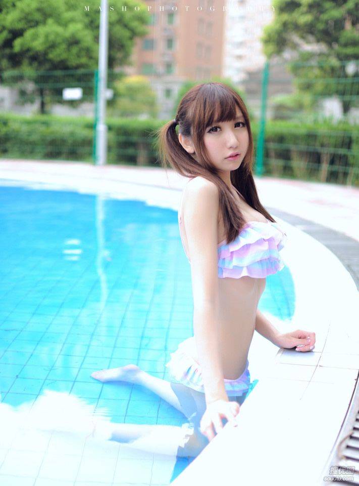 清纯丰满比基尼美少女泳池戏水图片第1张图片