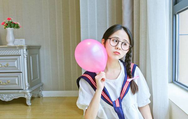 双马尾可爱美女室内清新写真（4）