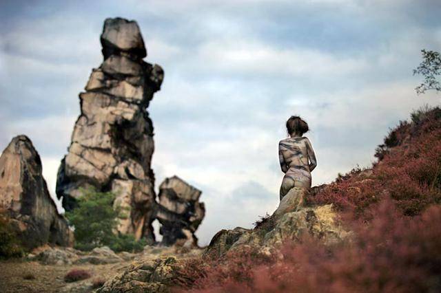 隐藏的彩绘少女：令人震惊的伪装人体艺术[24P]