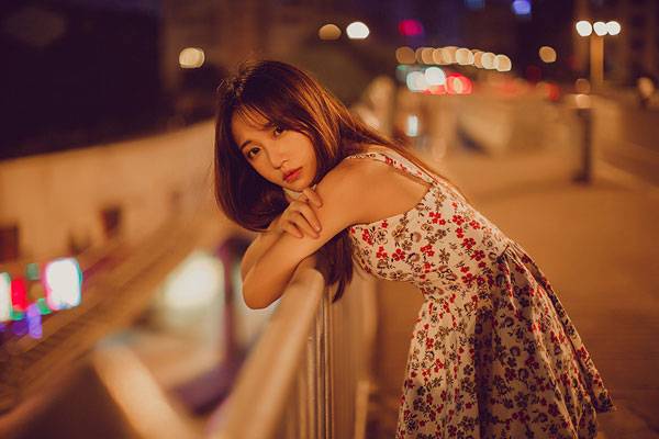 甜美养眼美女夜晚街拍写真（7）