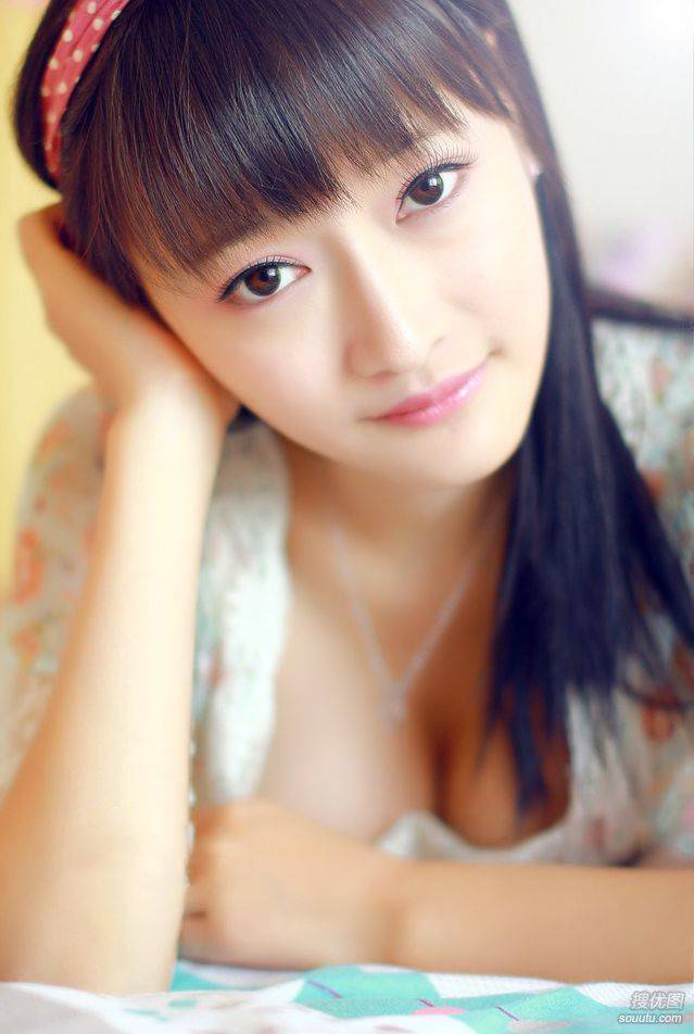 齐刘海清纯美女图片-刘海妹子闺房的秘密第4张图片