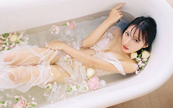 日系红唇美女私房唯美写真图片写真（1）