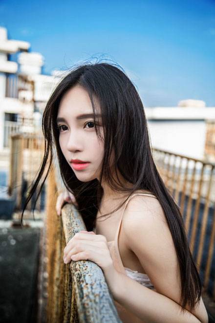 气质养眼美女天台写真（2）