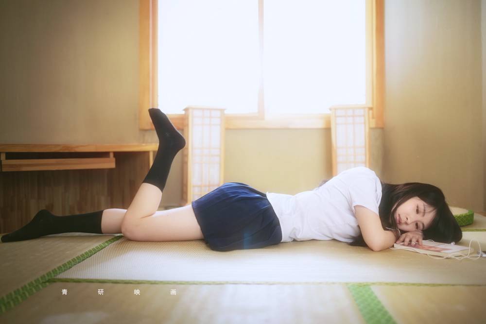 白衬衫,黑裙,长筒袜