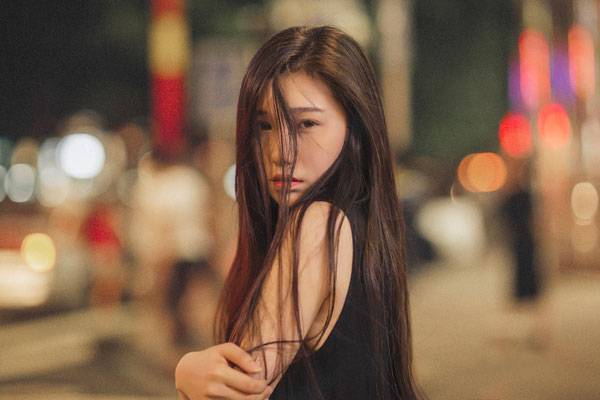 长发养眼美女夜晚街拍写真图片写真（3）
