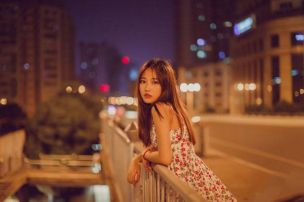 甜美养眼美女夜晚街拍写真（9）