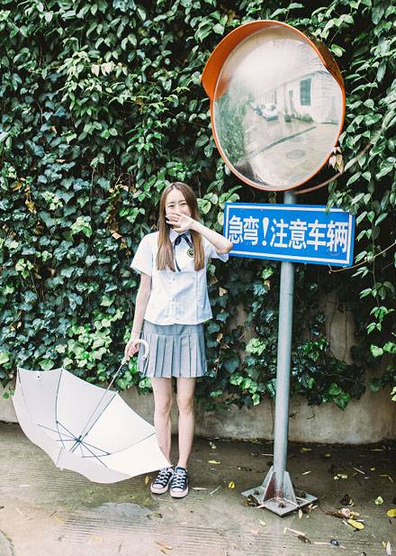 白皙养眼美女制服清新写真（7）