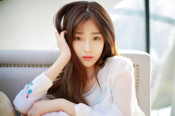 气质养眼美女室内写真（4）