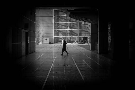 静谧与孤独并存的黑白色调城市街头街拍摄影图片