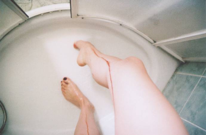 喜欢拍摄自己的大白腿的摄影家Eylul Aslan