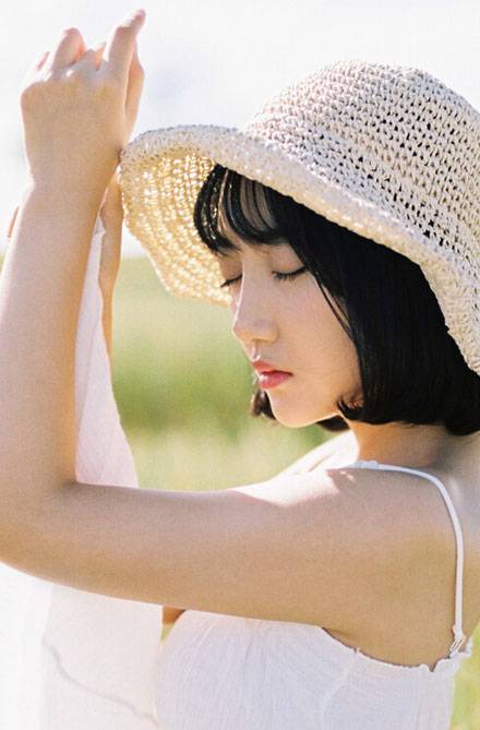 日系短发美女户外草原写真（4）