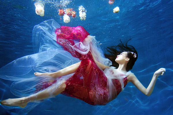 川外校花罗秋韵水中唯美写真（1）