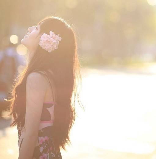 暖色调唯美的女生长发及腰小清新图片