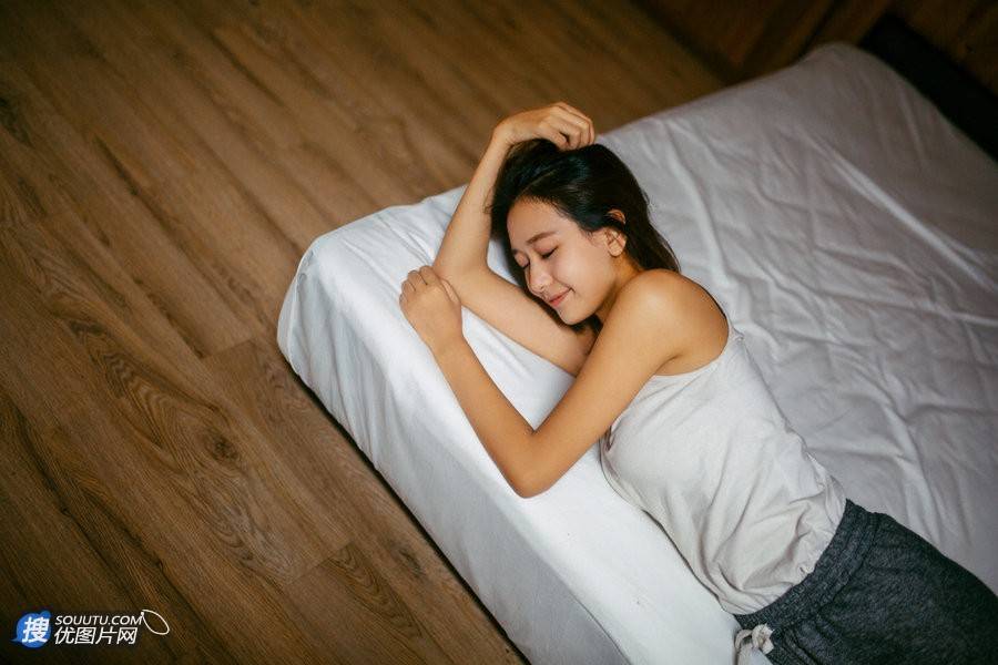 可爱萌妹木屋阁楼休闲写真 居家短裤显修长美腿第5张图片