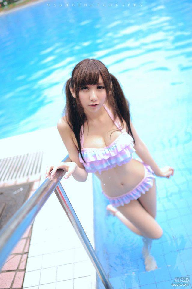 清纯丰满比基尼美少女泳池戏水图片第5张图片