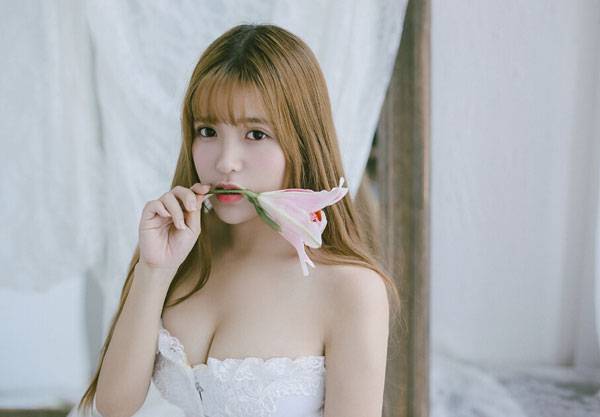 日系养眼美女室内白丝福利写真（7）