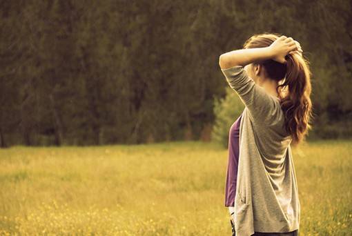 暖色调唯美的女生长发及腰小清新图片