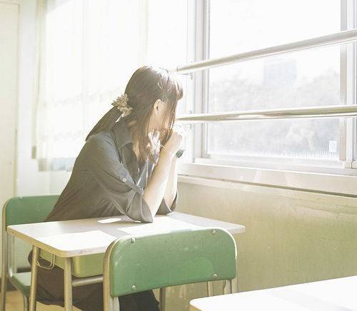 教室女生窗边小清新图片