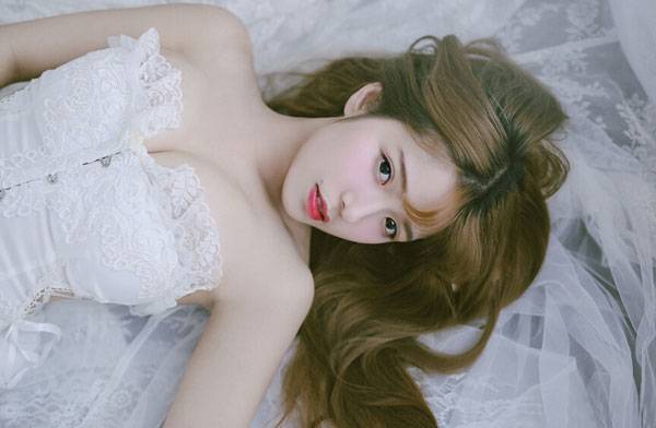 日系养眼美女室内白丝福利写真（6）