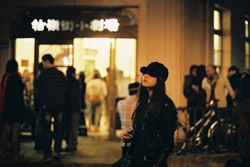 一个孤单背影的唯美文艺风女生街拍摄影