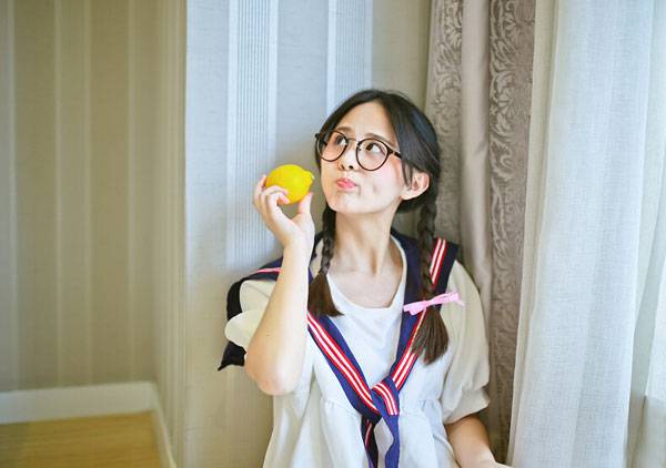 双马尾可爱美女室内清新写真（2）