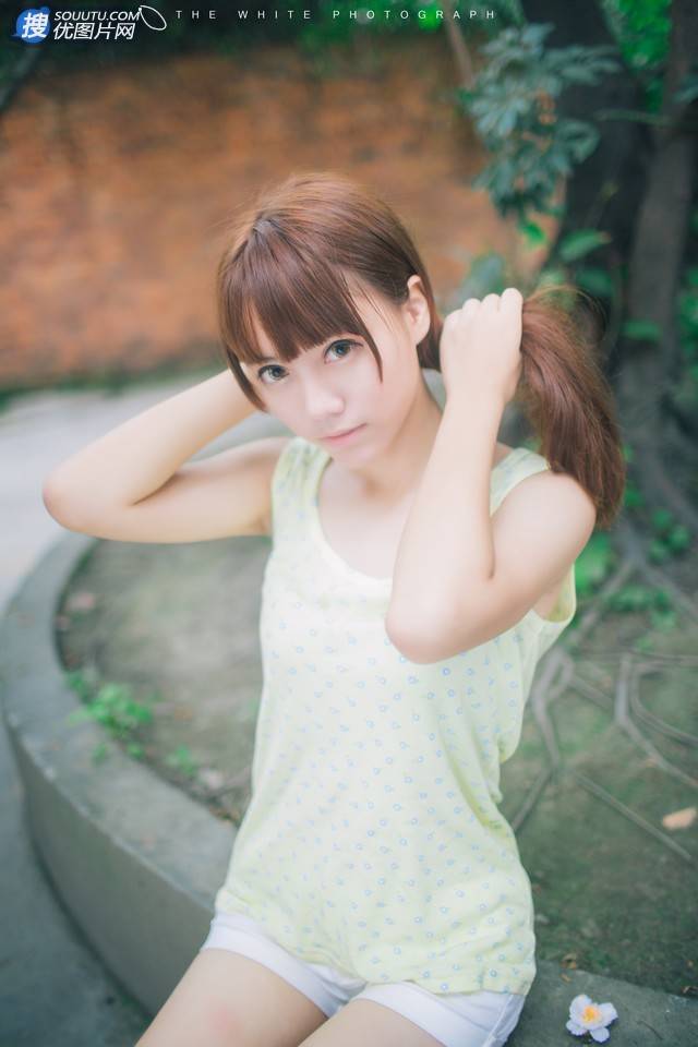 明眸似水，清纯可爱短裤妹子清新雨天街拍写真第2张图片